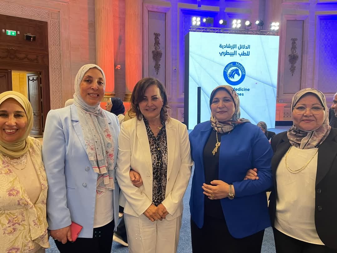 د مني محرز نائب وزير الزراعة الأسبق خلال حفل إطلاق الدلائل الإرشادية للتداخلات الطبية البيطرية